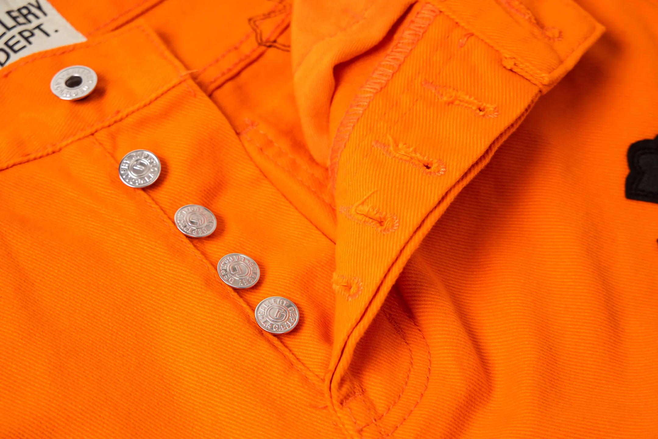 #8204 P230💰 GALLERY DEPT. Vintage spliced orange cross loose washed flared jeans - truly restore the ultimate texture of Vintage - original hardware accessories washed and other elevators, QR code analysis are all purchased from the original factory, high degree of restoration, you are welcome to compare with a certain product~ - Three-dimensional version Loose and comfortable, not picky about the figure, taller and slimmer, factory Seiko, original quality control, same style for men and women, can be matched with couples, versatile recommendation, must-have jeans for all seasons -Size: 28 30 32 34 36